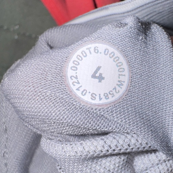 Lululemon Skull & Crossbones Sports Bra – Size 4. VGUC - Picture 5 of 8